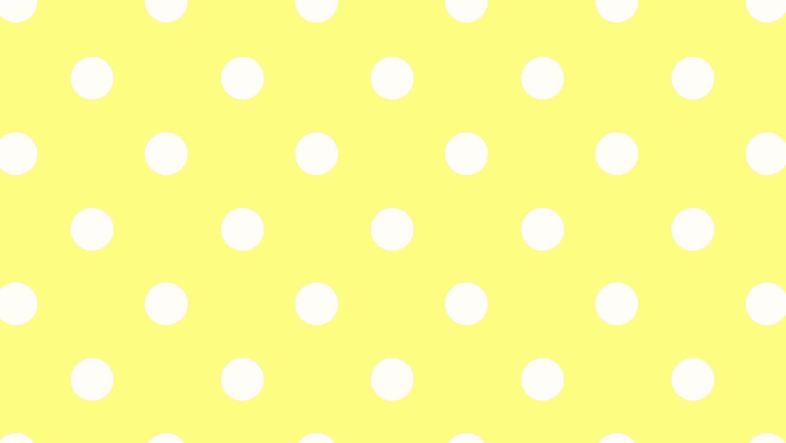 Yellow Polka Dot 桌布 壁紙 — 一個明亮的黃色背景，裝飾著均勻分佈的白色圓點，營造出俏皮而簡約的圖案。