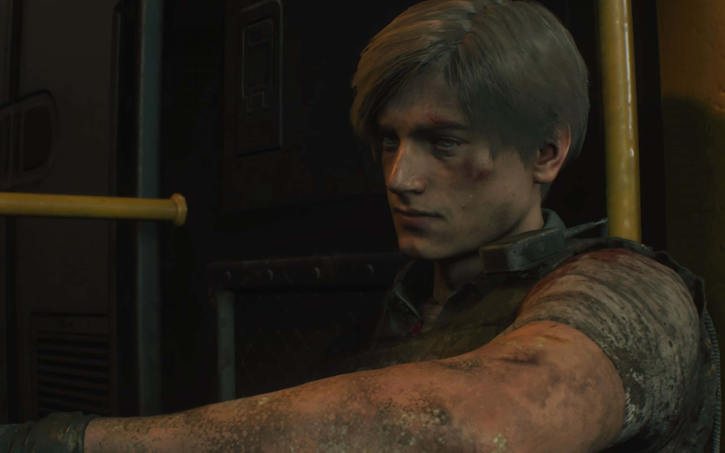 Resident Evil iPhone 桌布 壁紙 — 一個昏暗工業環境中，一名渾身是血、疲憊不堪的年輕男子的粗獷特寫，背景有黃色柱子。