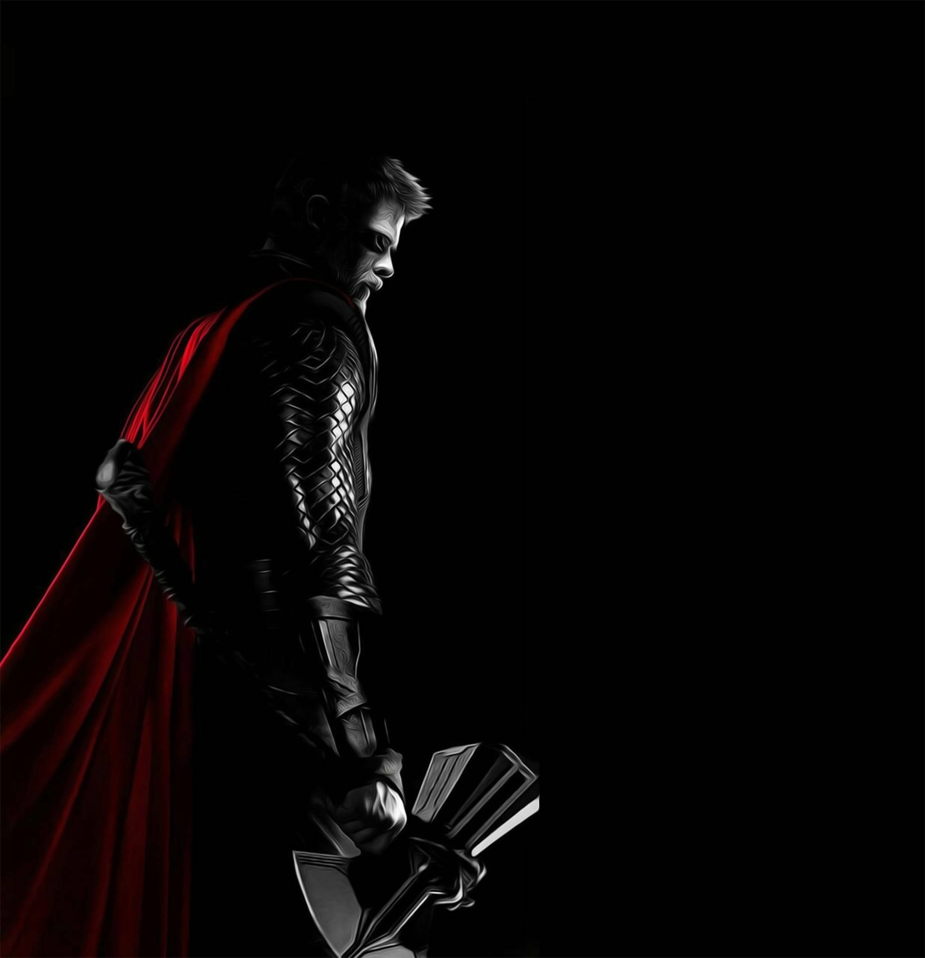 avengers android 桌布 壁紙 — 一個昏暗燈光下的雷神索爾，身穿盔甲和紅色斗篷，在黑色背景前舉起他的錘子。