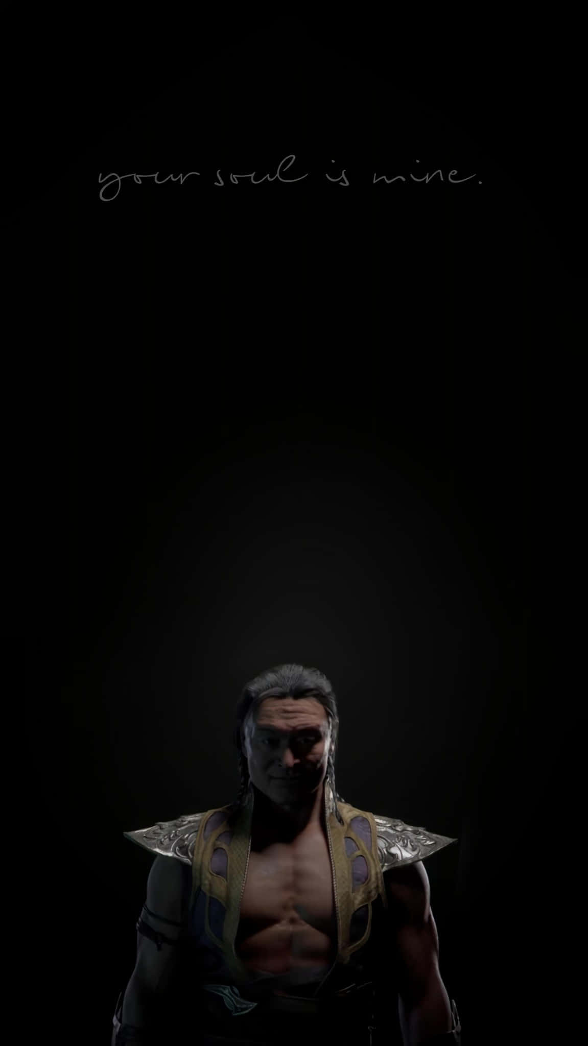 Mortal Kombat Shang Tsung 桌布 壁紙 — 一個昏暗燈光的男性身影，穿著華麗的肩甲，在黑色背景前凝視前方，並帶有文字你的靈魂是我的。