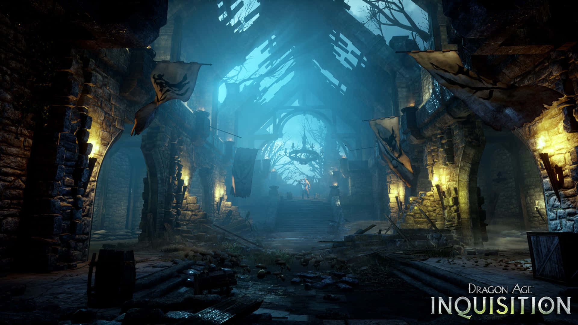 Best Dragon Age Inquisition 桌布 壁紙 — 一個昏暗的中世紀廢墟，破碎的拱門和旗幟懸掛在從破碎天花板透出的詭異藍光中。
