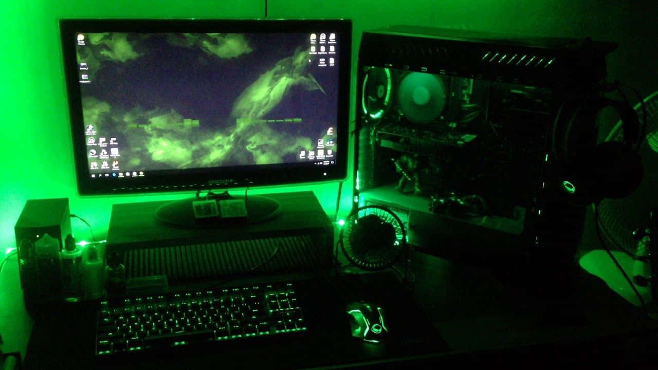 Gaming Setup 桌布 壁紙 — 一個昏暗的遊戲設置，沐浴在綠色光芒中，顯示器顯示海豚桌布，打開的PC機殼露出發光的內部。