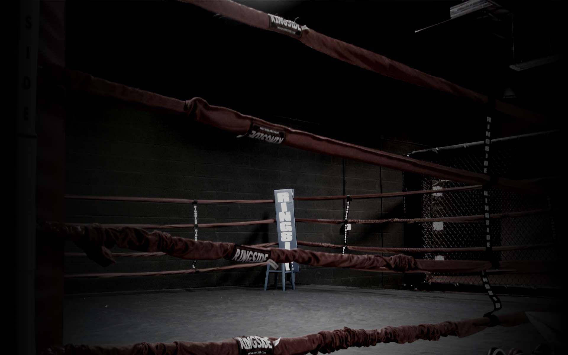 Cool Boxing 桌布 壁紙 — 一個昏暗空蕩的拳擊擂台，帶有紅色繩索和「FINAL」標誌，獨自佇立在黑暗的健身房中。