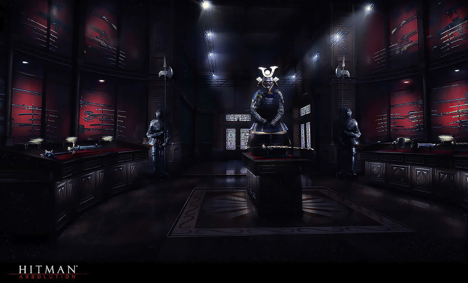 1080p Hitman Absolution 桌布 壁紙 — 一個昏暗華麗的房間中央有一座武士雕像，兩旁有守衛，紅色燈光的牆壁上展示著刀劍。