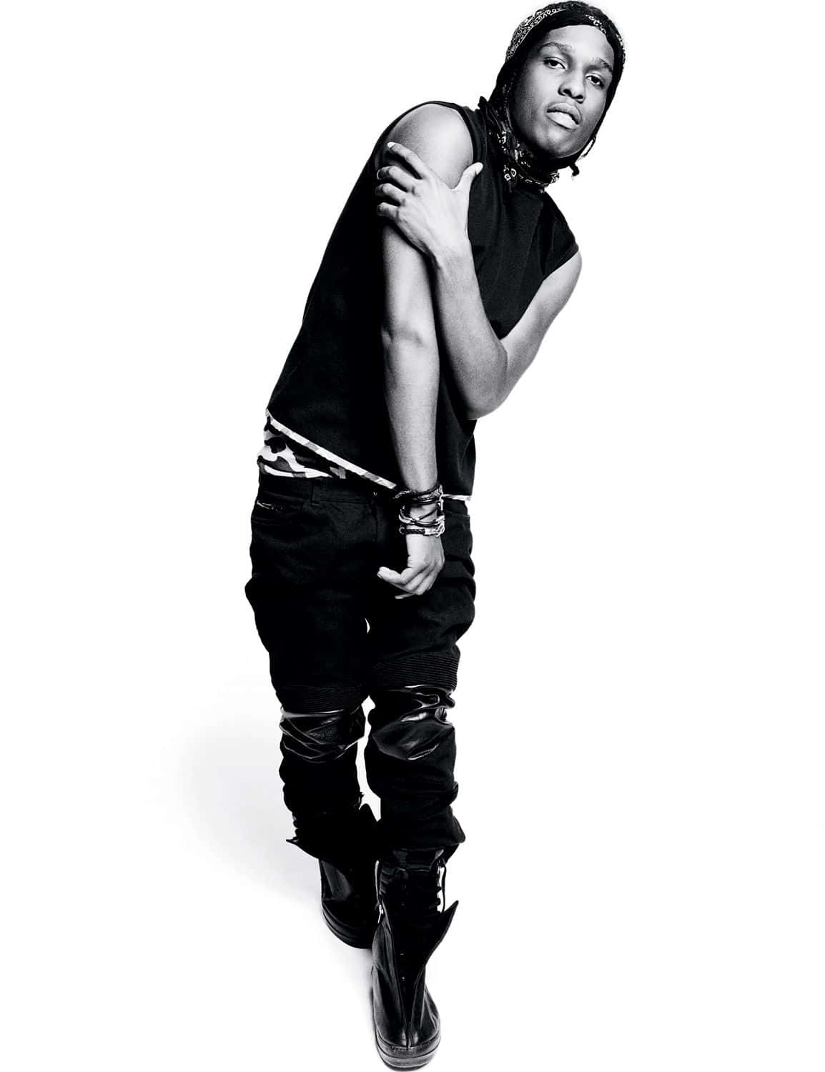 Asap Rocky 桌布 壁紙 — 一個時尚人士在白色背景前自信擺姿勢的黑白工作室肖像。