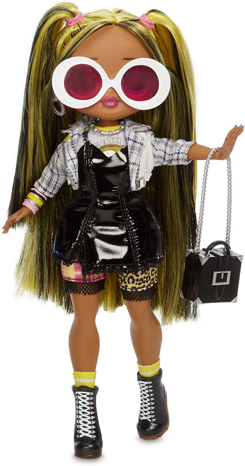 Lol Doll 桌布 壁紙 — 一個時尚前衛的娃娃，長長的金髮紮成辮子，戴著超大的粉紅色太陽眼鏡，穿著格紋外套和豹紋短褲，手持一個黑色手袋。