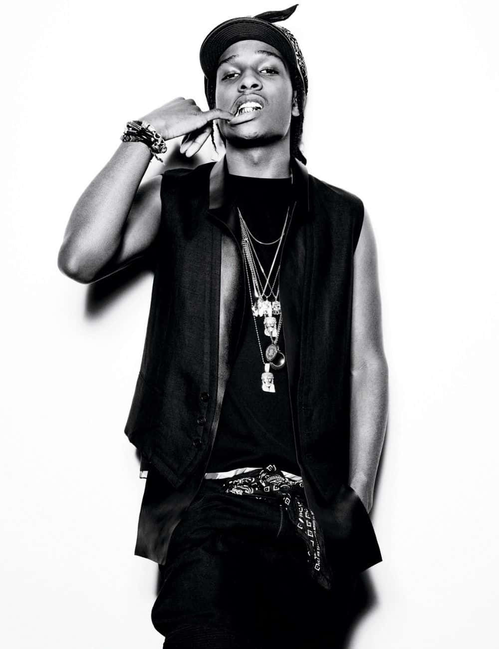 Asap Rocky 桌布 壁紙 — 一個時尚年輕男子在純白背景前，手靠近嘴巴擺姿勢的黑白肖像。