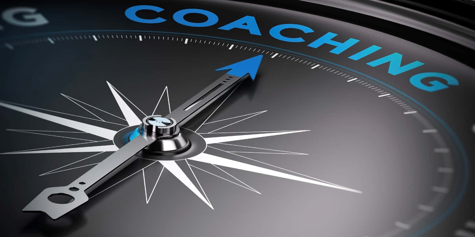 Coach 桌布 壁紙 — 一個時尚的3D渲染指南針指向一個帶有金屬指針和發光藍色文字的深色圓形錶盤上的coaching一詞。
