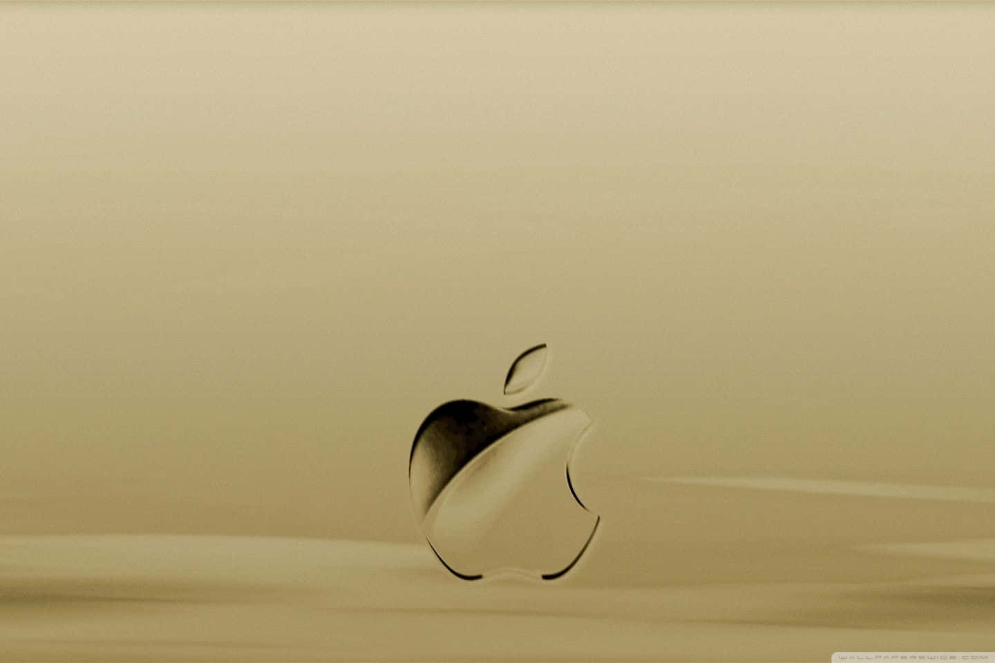 Old Mac 桌布 壁紙 — 一個時尚的Apple標誌在柔和的米色漸變背景上閃耀著金屬光澤。