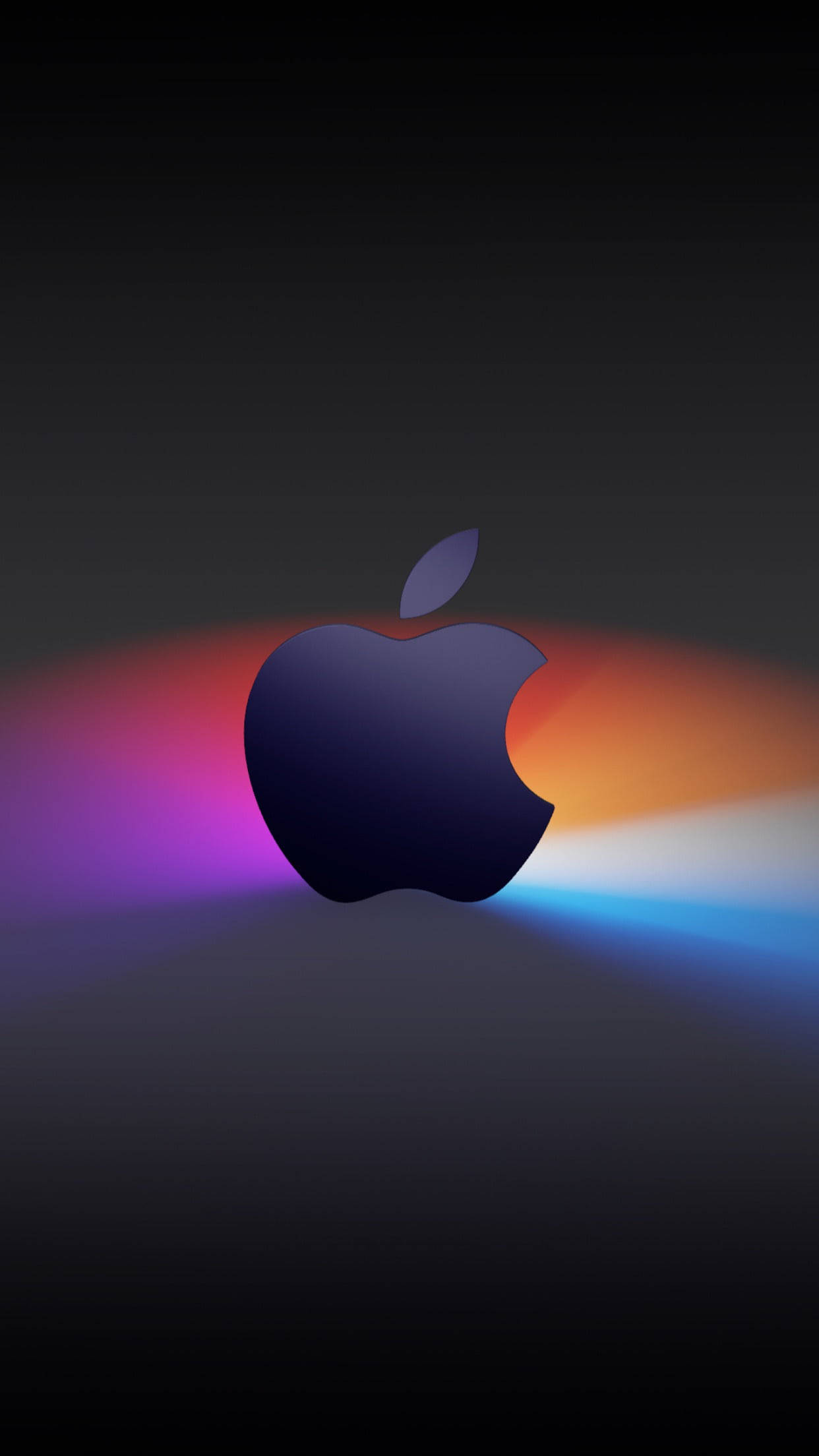 高清 桌布 壁紙 — 一個時尚的Apple標誌在深色漸變背景上散發出充滿活力的彩虹光線。