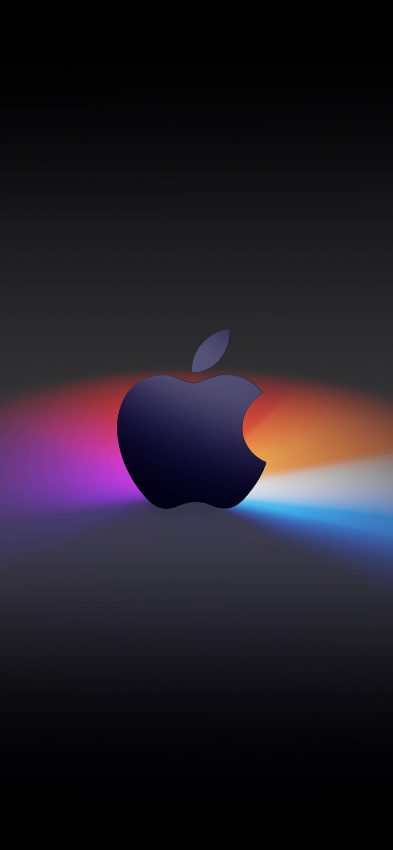 黑色 iPhone 桌布 桌布 壁紙 — 一個時尚的Apple標誌在深色漸變背景上散發出鮮豔的彩虹光芒。