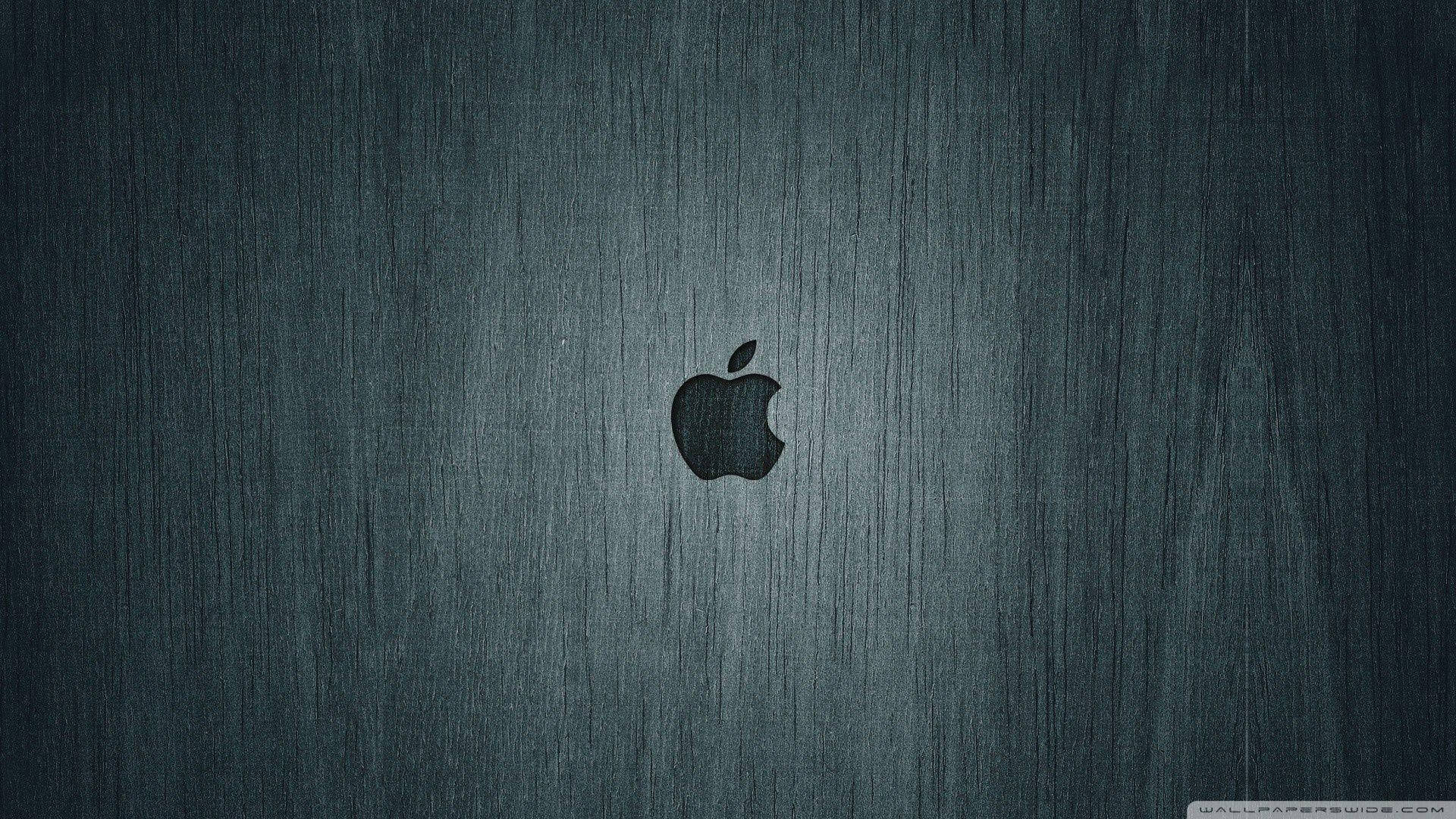 4K 桌布 壁紙 — 一個時尚的Apple標誌置中於帶有細微垂直紋理的拉絲深色金屬表面上。