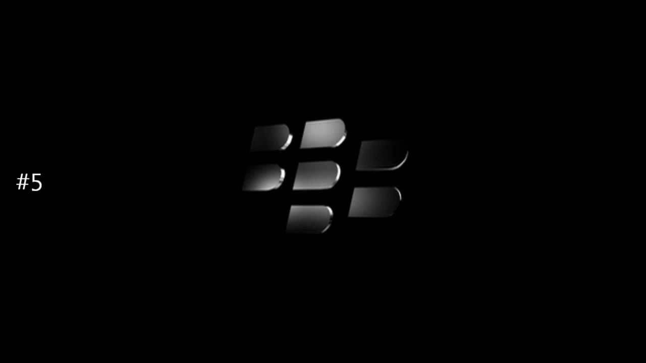 Blackberry 桌布 壁紙 — 一個時尚的Blackberry標誌在漆黑的背景上柔和地發光，帶有柔和的照明亮點。