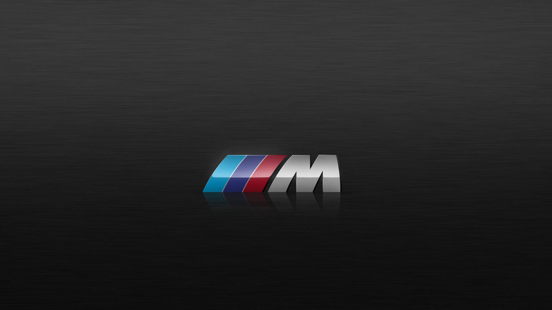 m 桌布 壁紙 — 一個時尚的BMW M標誌，帶有藍色、紫色和紅色條紋，在拉絲黑色金屬表面上閃耀。
