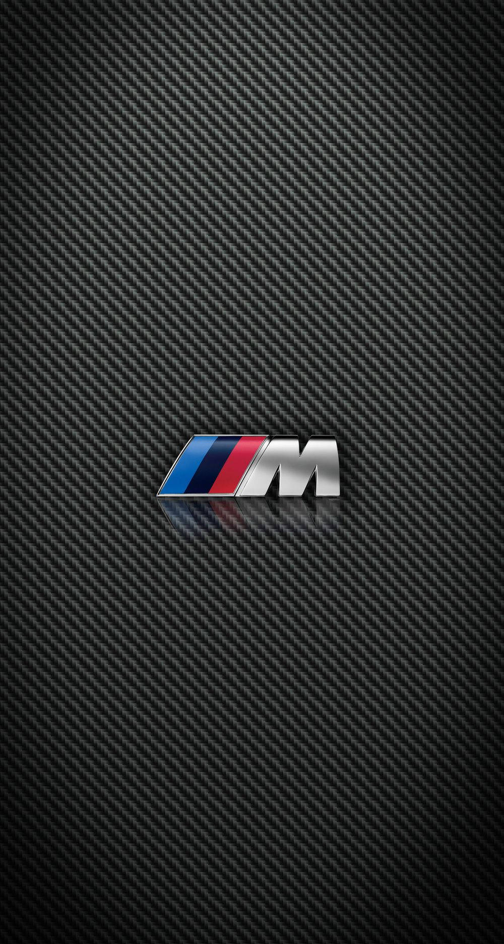 X 桌布 壁紙 — 一個時尚的BMW M標誌在帶有紋理的黑色碳纖維背景上閃耀，帶有微妙的反射。