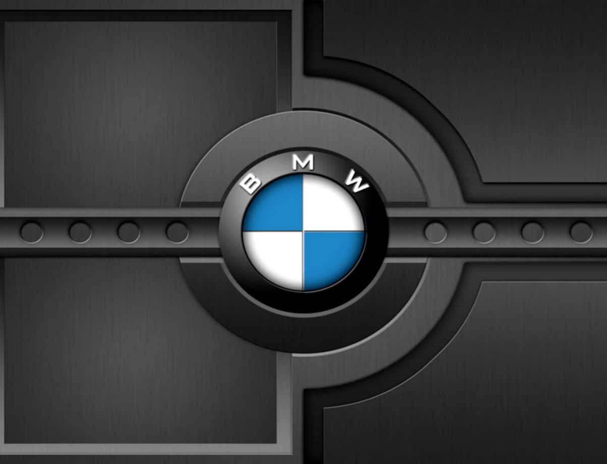 Bmw Logo 桌布 壁紙 — 一個時尚的BMW標誌置於拉絲金屬面板中央，帶有幾何工業框架。
