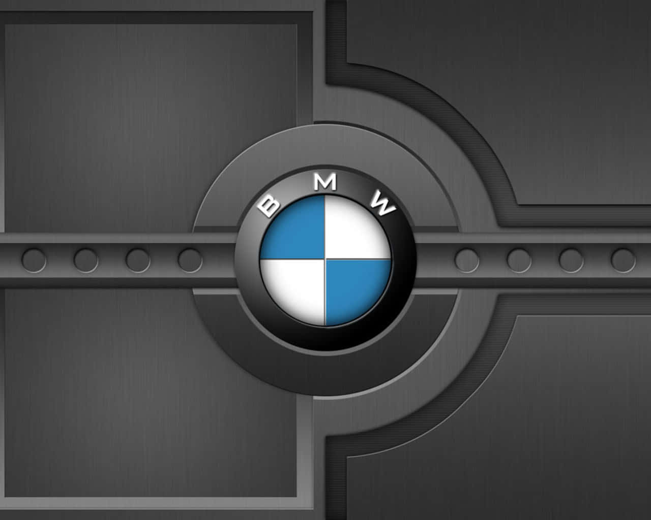 標誌 桌布 壁紙 — 一個時尚的BMW標誌置於拉絲金屬面板中央，帶有幾何凹槽和鉚釘。