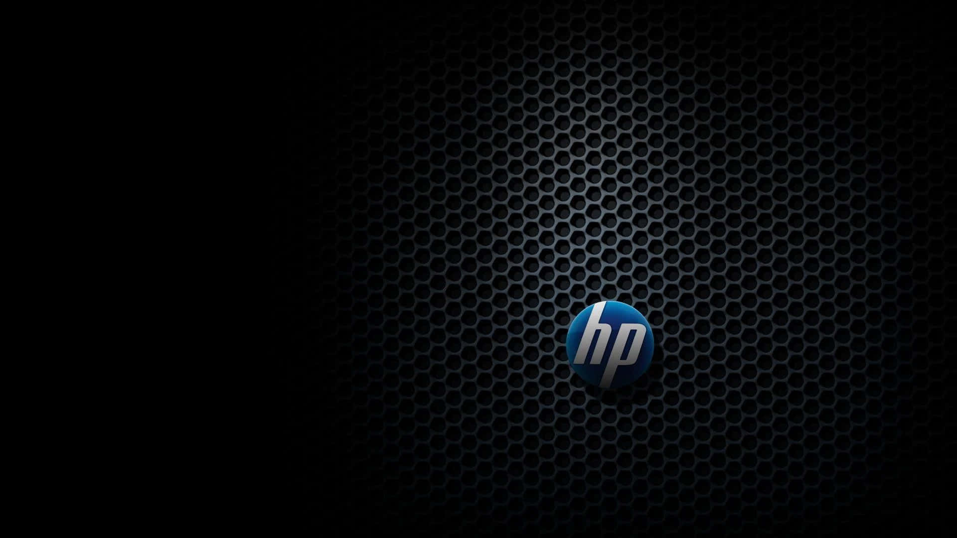 HP 桌布 壁紙 — 一個時尚的HP標誌在帶有漸變照明的深色六角形網格背景上柔和發光。
