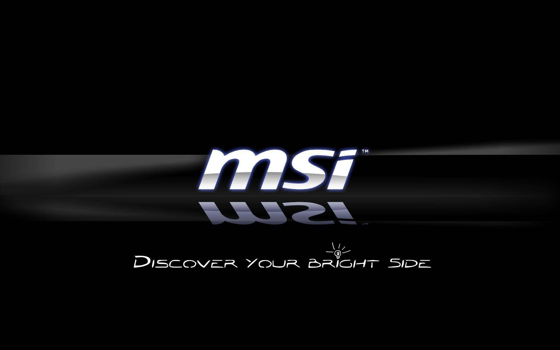 Msi Gaming 桌布 壁紙 — 一個時尚的MSI標誌在黑色背景上帶有金屬光澤，並有細微的光線條紋和反射。