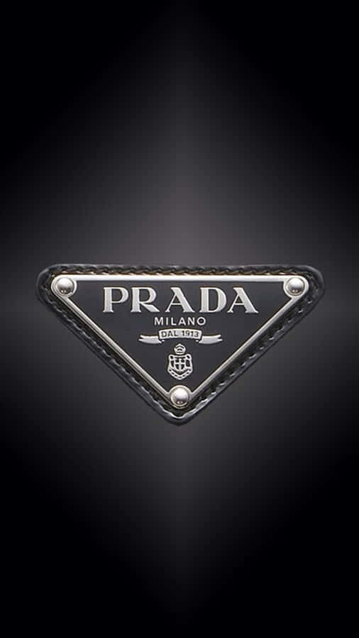 Prada 桌布 壁紙 — 一個時尚的Prada標誌徽章，居中放置在深色漸變背景上，帶有微妙的燈光高光。