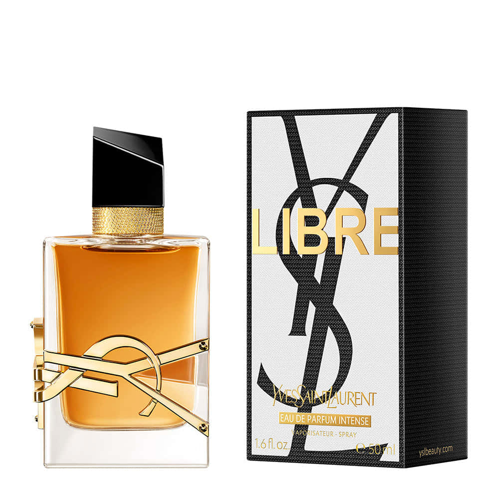 YSL 桌布 壁紙 — 一個時尚的YSL Libre香水瓶，帶有琥珀色液體和金色裝飾，旁邊是它的黑白紋理盒子。