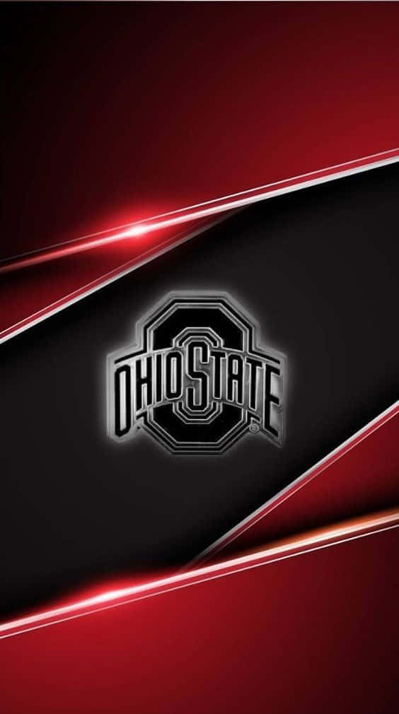 Ohio State iPhone 桌布 壁紙 — 一個時尚的俄亥俄州立大學標誌在金屬銀色中發光，背景是動態的紅色和黑色，帶有發光的對角線光條。