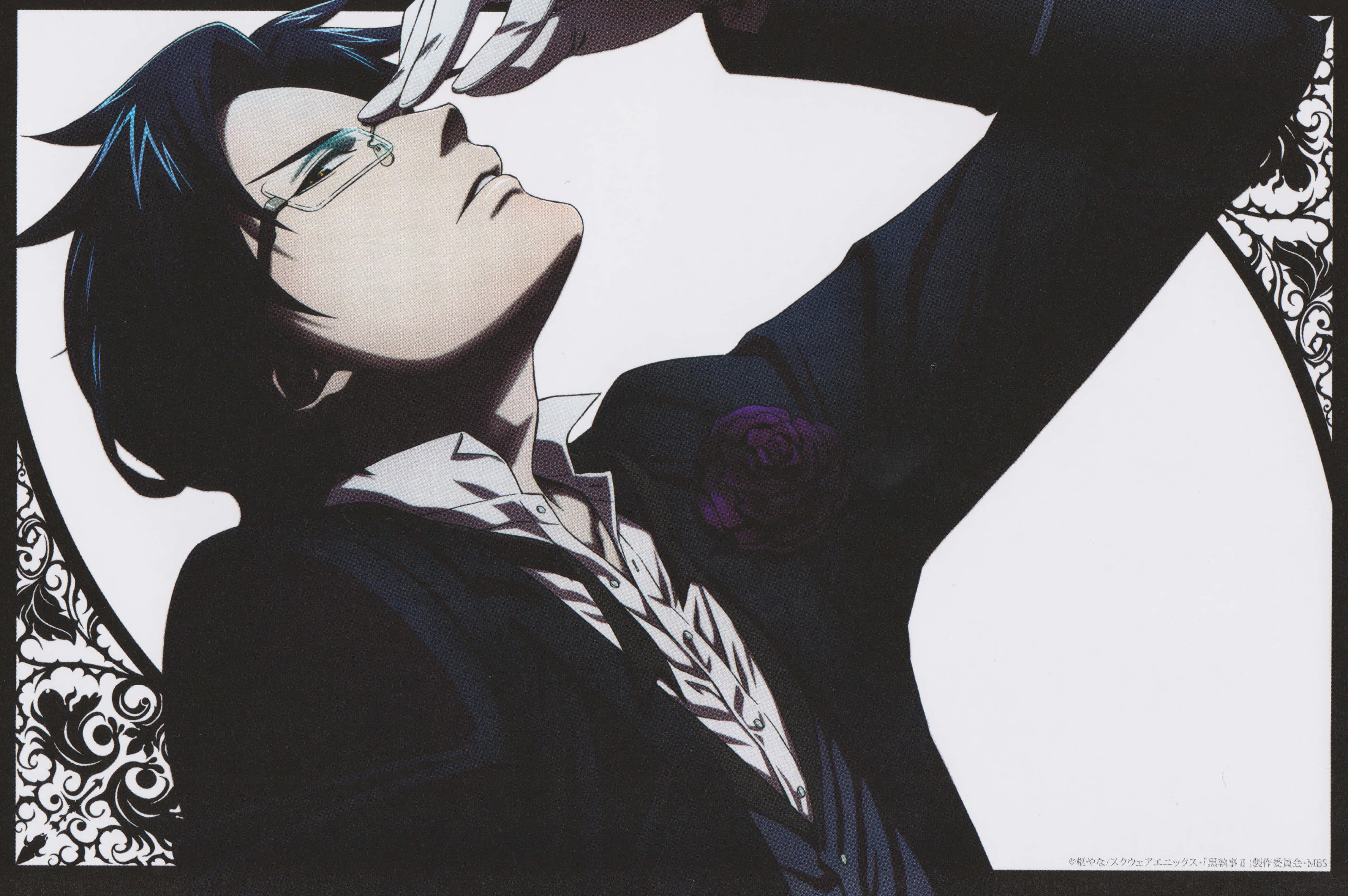 Black Butler 桌布 壁紙 — 一個時尚的動漫男子，身穿黑色西裝，領口別著一朵紫色玫瑰，戴著手套的手舉到額前，背景是純白色。
