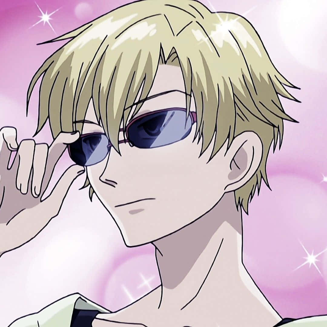 Tamaki Suoh 桌布 壁紙 — 一個時尚的動漫男孩，金髮戴太陽眼鏡，在閃閃發光的粉紅色背景上調整眼鏡。