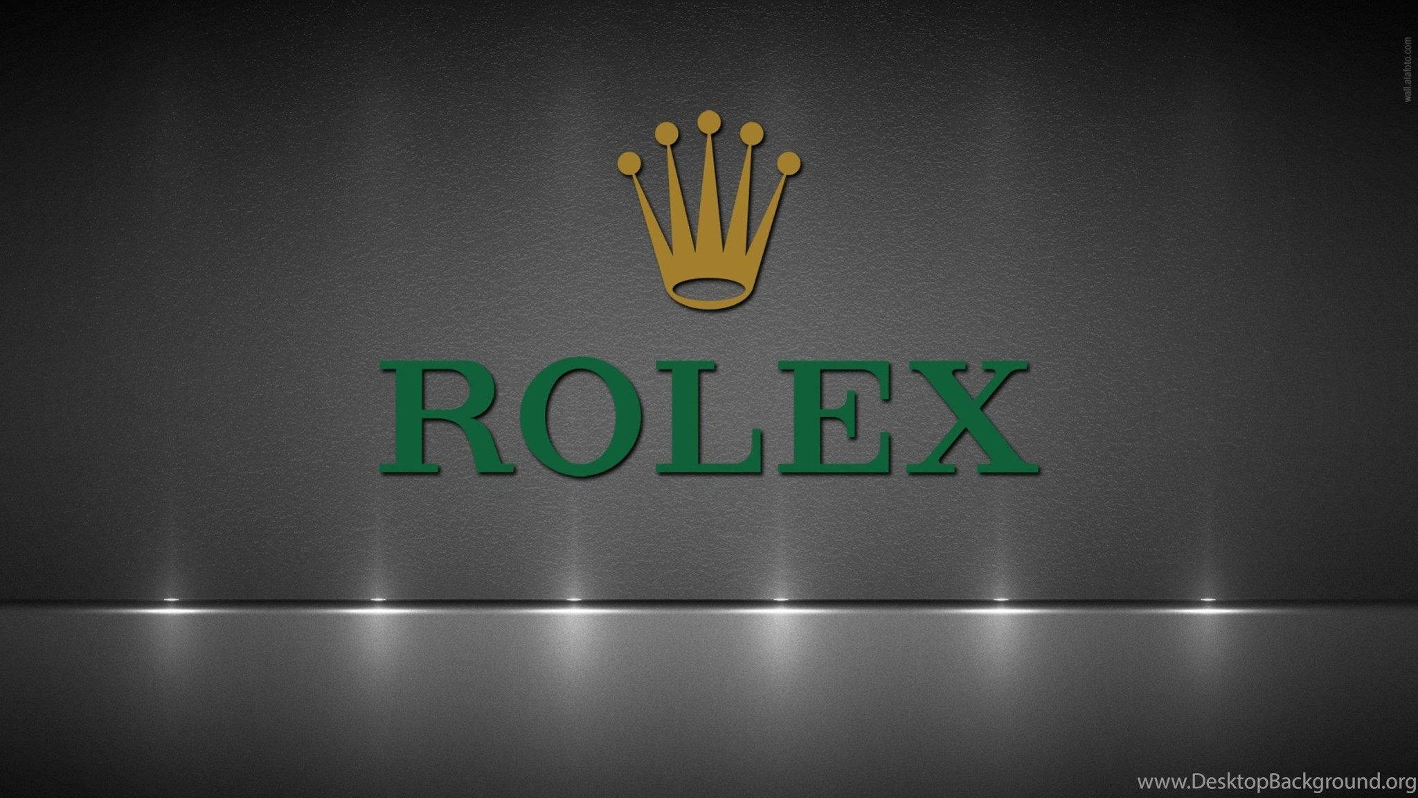 Rolex 桌布 壁紙 — 一個時尚的勞力士標誌，金色皇冠和綠色字體在深色紋理牆上被聚光燈照亮。