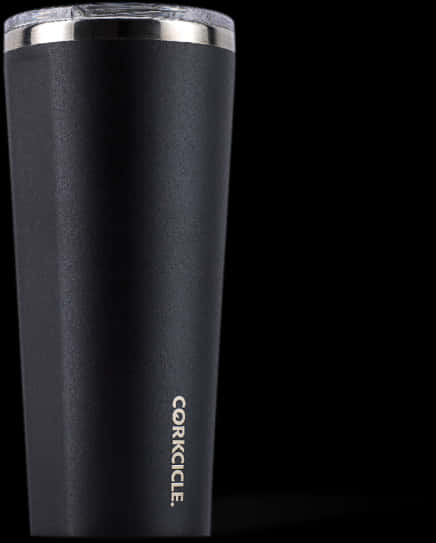 tumbler 桌布 壁紙 — 一個時尚的啞光黑色Corkcicle杯，帶有銀色邊緣和標誌，孤立在純黑色背景上。