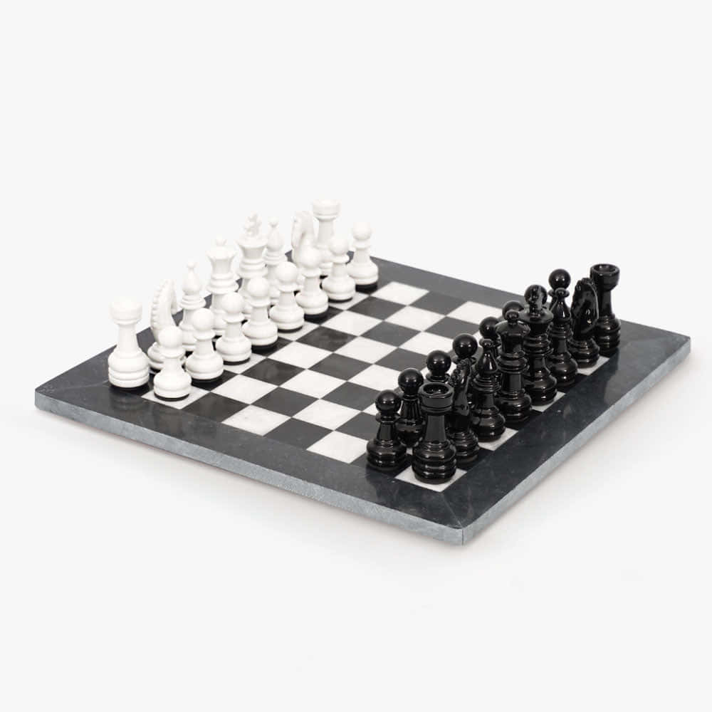 Black And White Chess 桌布 壁紙 — 一個時尚的大理石國際象棋套裝，黑白棋子排列在棋盤上，背景為潔淨的白色。