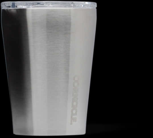 Container 桌布 壁紙 — 一個時尚的拉絲不鏽鋼杯，配有透明蓋子，孤立地立在純黑色背景前。