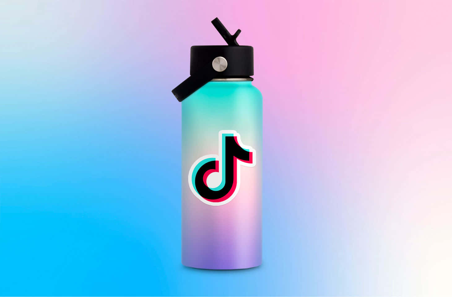 TikTok 動圖 桌布 壁紙 — 一個時尚的水瓶帶有TikTok標誌，立於藍色、粉紅色和紫色的柔和漸變背景前。