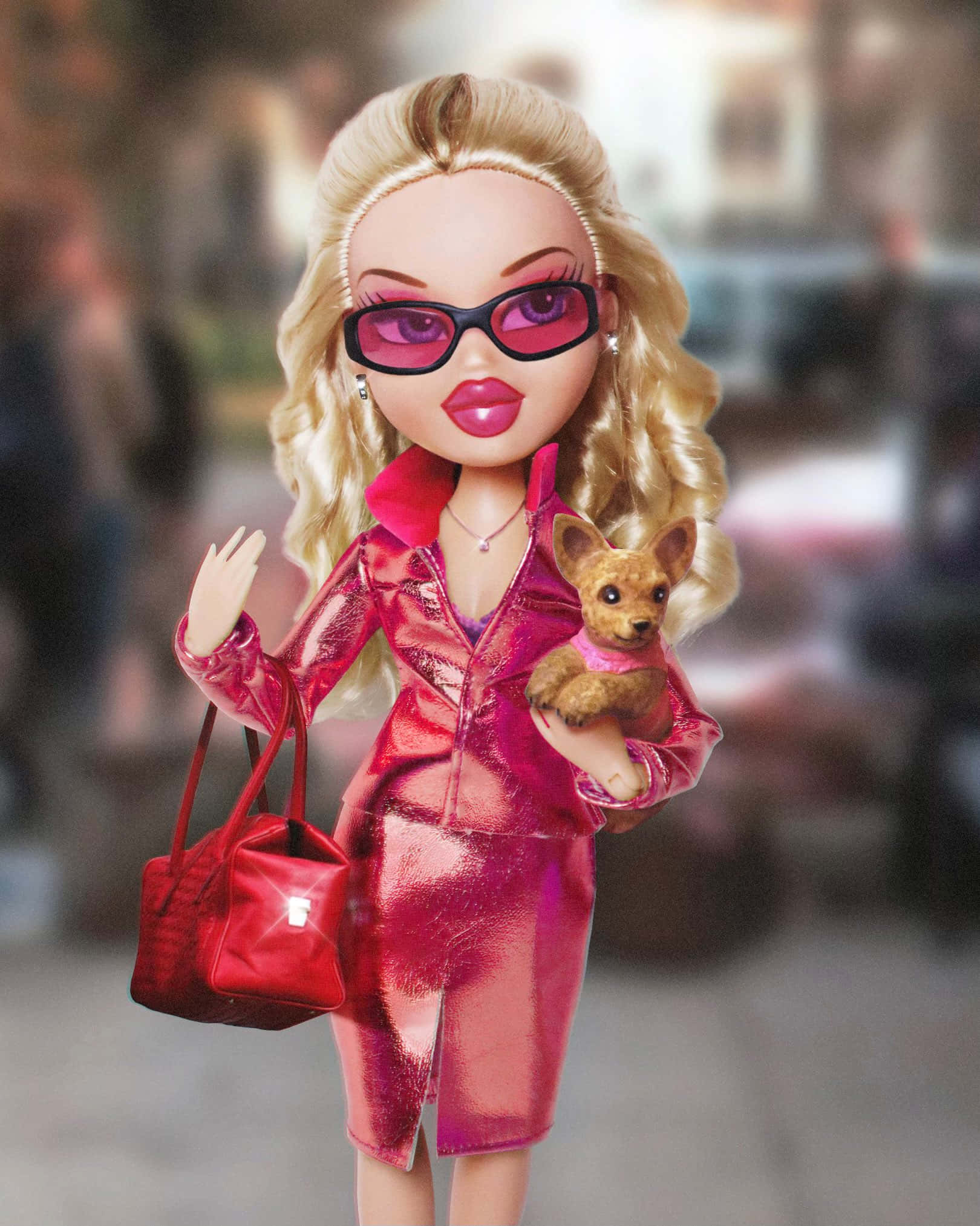 bratz 美學 桌布 壁紙 — 一個時尚的洋娃娃，金髮，戴著粉紅色眼鏡，自信地穿著閃亮的粉紅色服裝，抱著一隻小狗和一個紅色手提包。