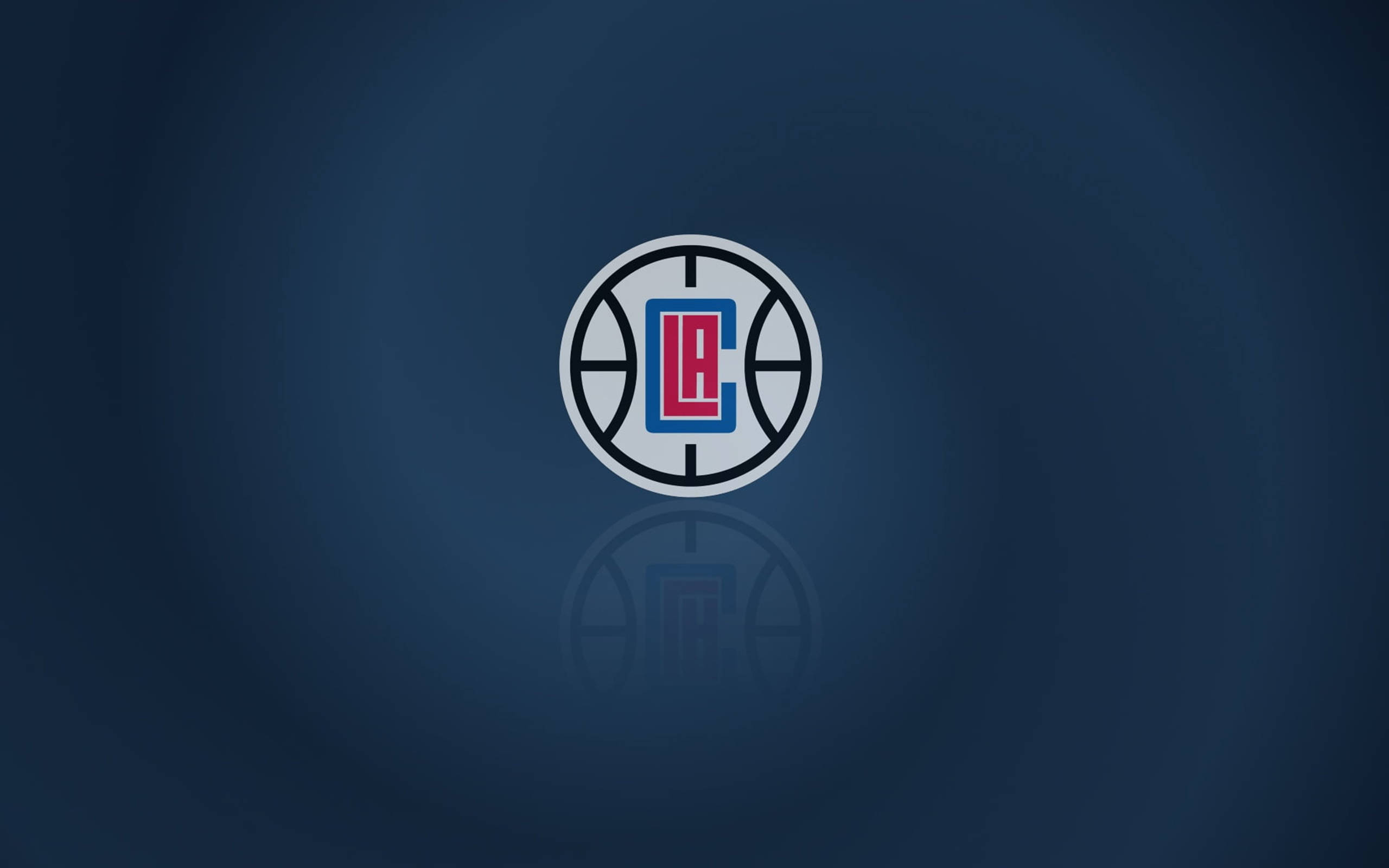 Clippers 桌布 壁紙 — 一個時尚的洛杉磯快艇隊籃球標誌，居中放置在深藍色漸變背景上，下方帶有微妙的倒影。