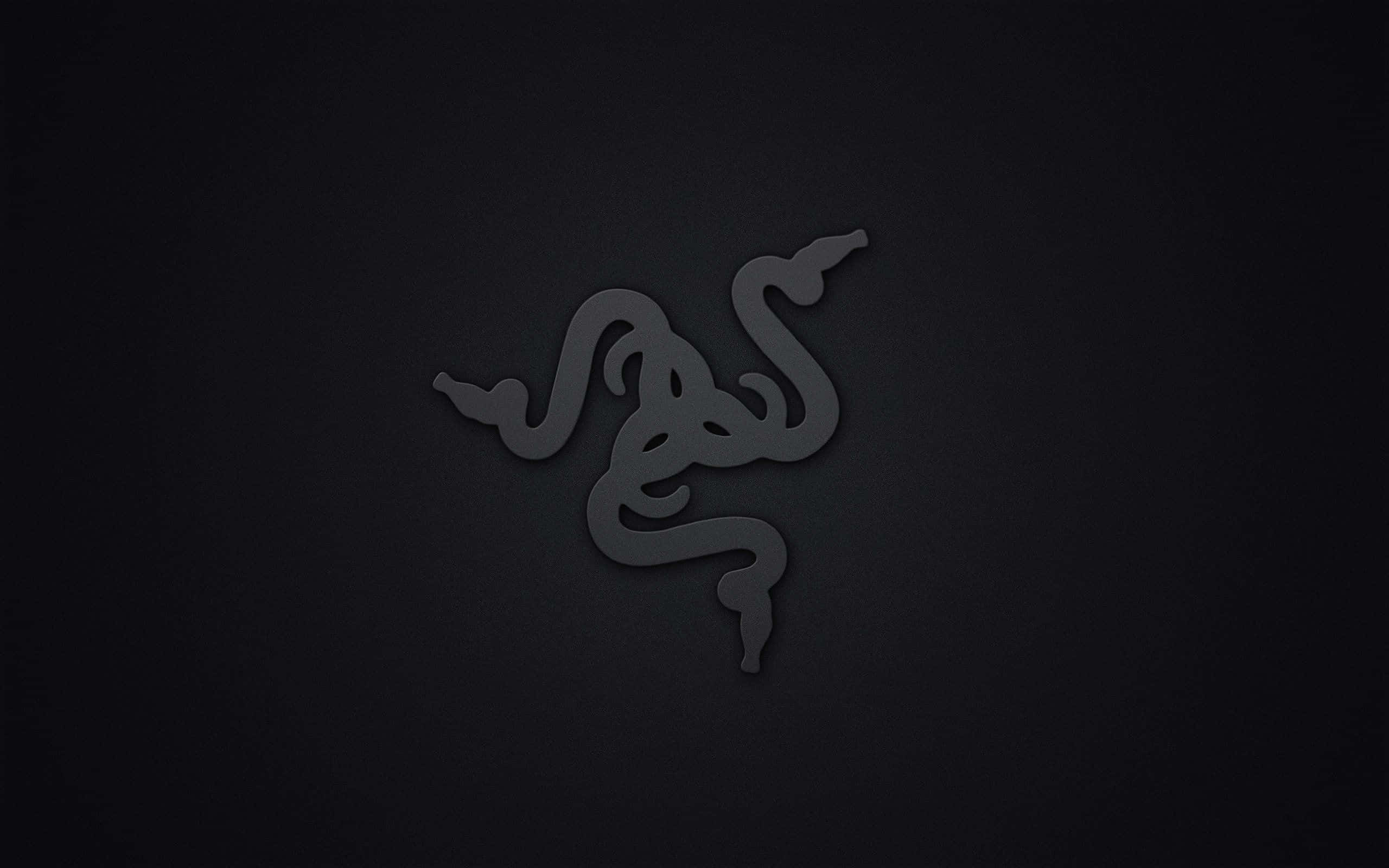 雷蛇 桌布 壁紙 — 一個時尚的深灰色 Razer 標誌，帶有微妙的燈光，居中放置在帶紋理的黑色背景上。