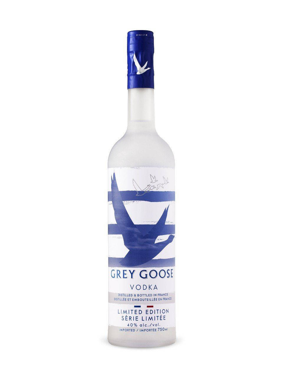 Drink 桌布 壁紙 — 一個時尚的灰色 Grey Goose 伏特加酒瓶，帶有藍色瓶蓋和標籤，標籤上有飛翔的鵝，背景為白色。