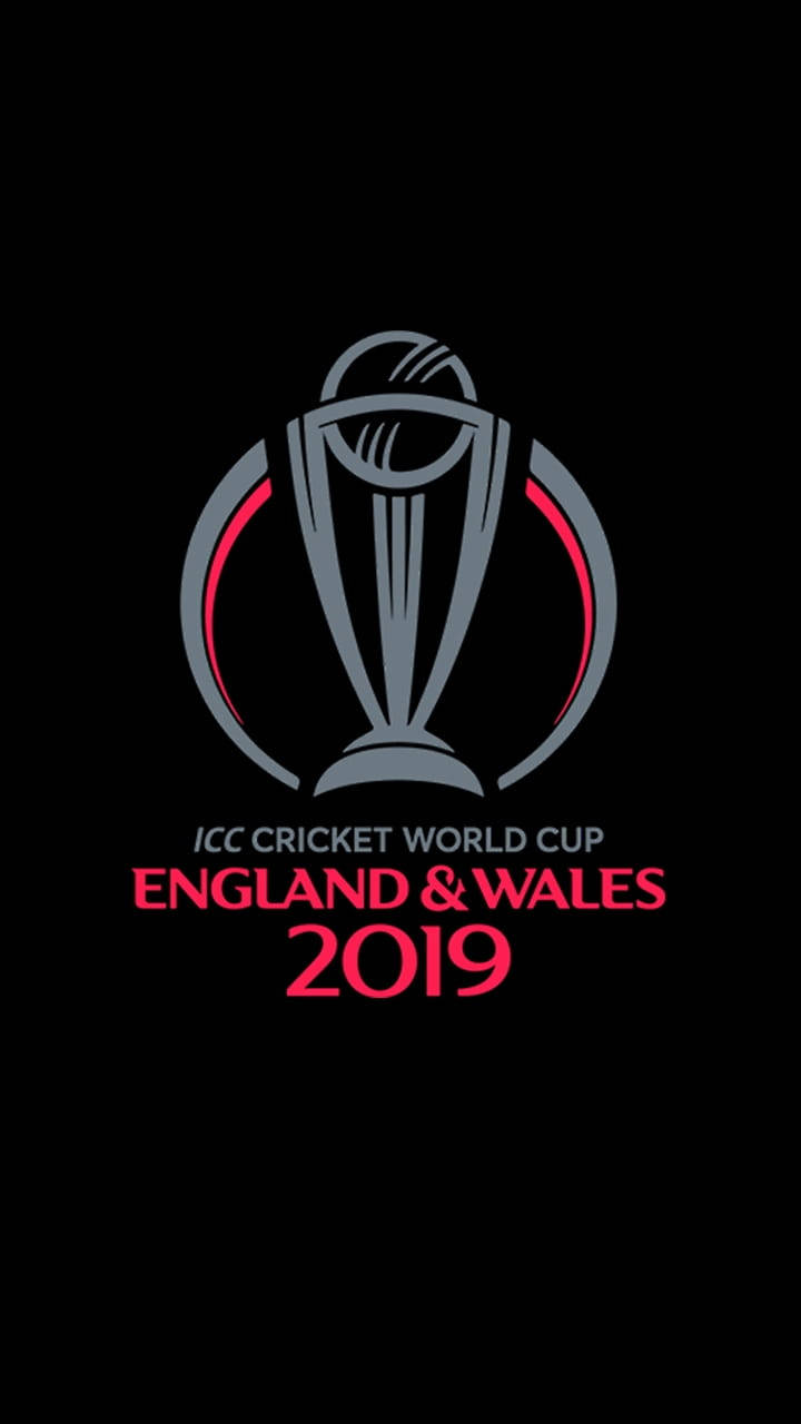 England Cricket 桌布 壁紙 — 一個時尚的灰色和紅色ICC板球世界盃獎盃標誌在純黑色背景上發光，下方有粗體文字。