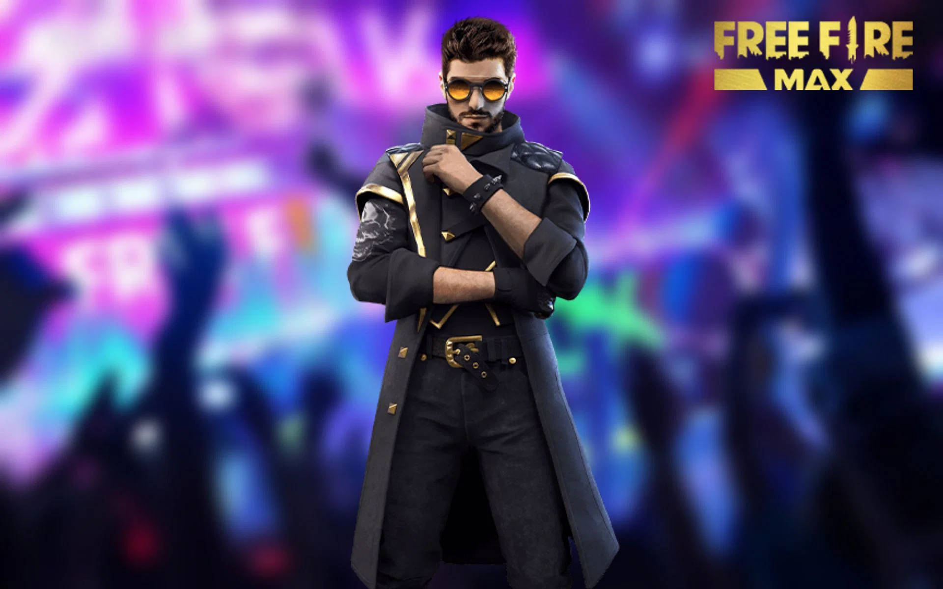 Free Fire Dj Alok 桌布 壁紙 — 一個時尚的男性角色，身穿黑色風衣搭配金色裝飾，自信地站在充滿活力的霓虹燈人群背景前。