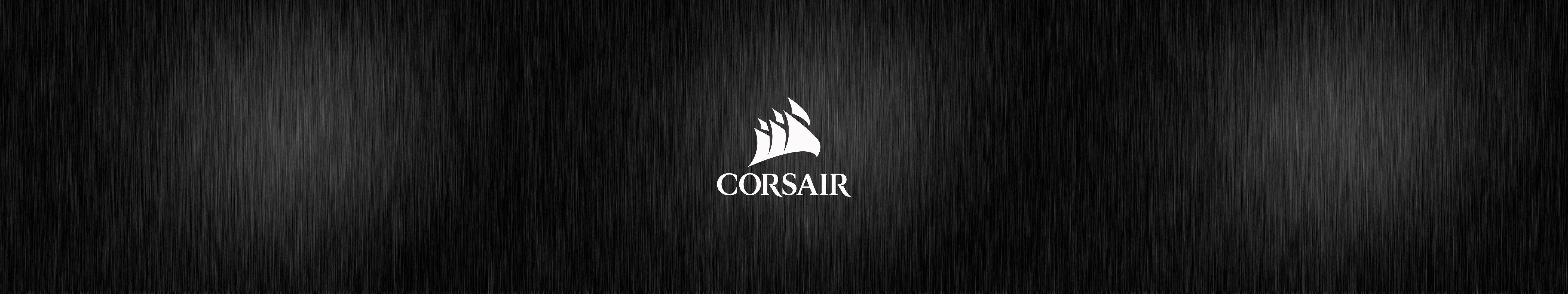 海盜船 桌布 壁紙 — 一個時尚的白色Corsair標誌，居中在帶紋理的黑色拉絲金屬背景上。