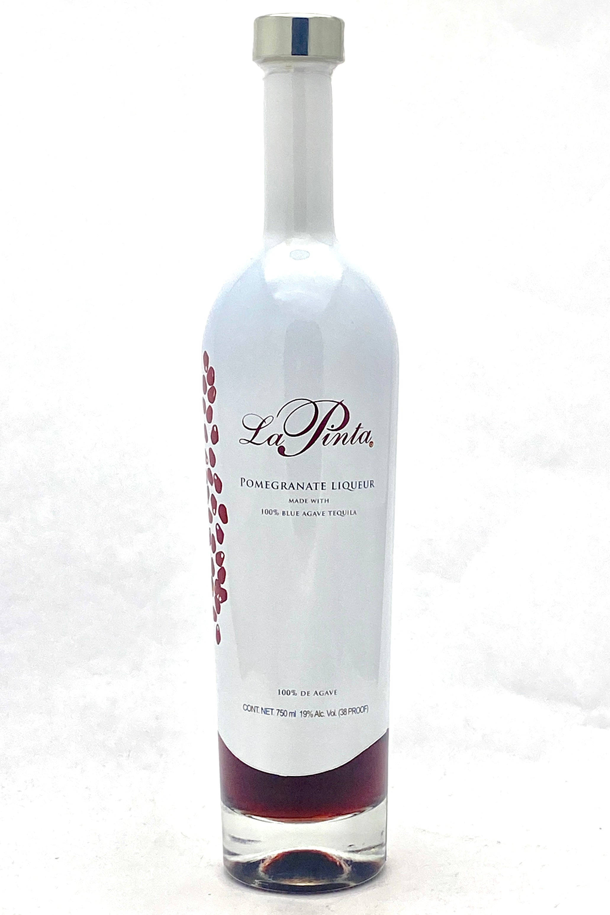 bottle 桌布 壁紙 — 一個時尚的白色La Pinta石榴利口酒瓶，立在柔軟紋理的白色背景前。