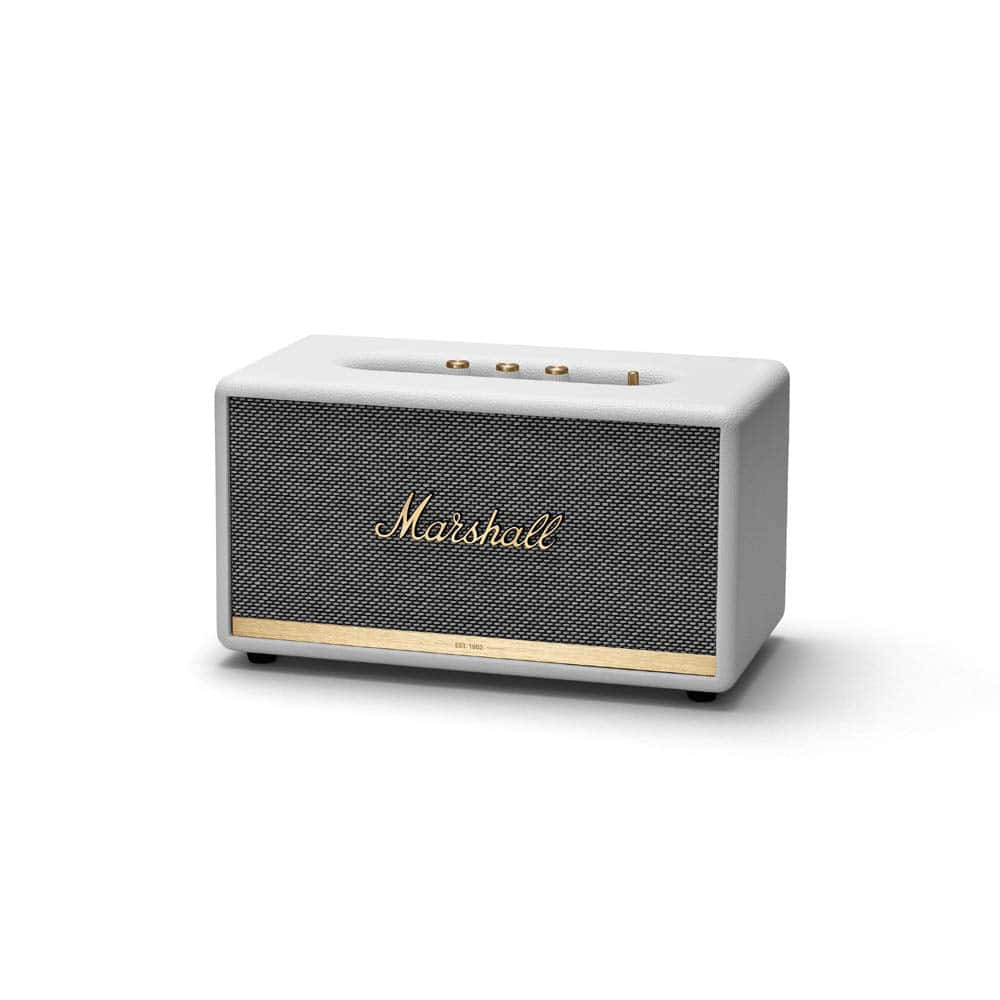 Marshall 桌布 壁紙 — 一個時尚的白色Marshall藍牙揚聲器，帶有金色點綴和黑色格柵，立在潔淨的白色背景前。
