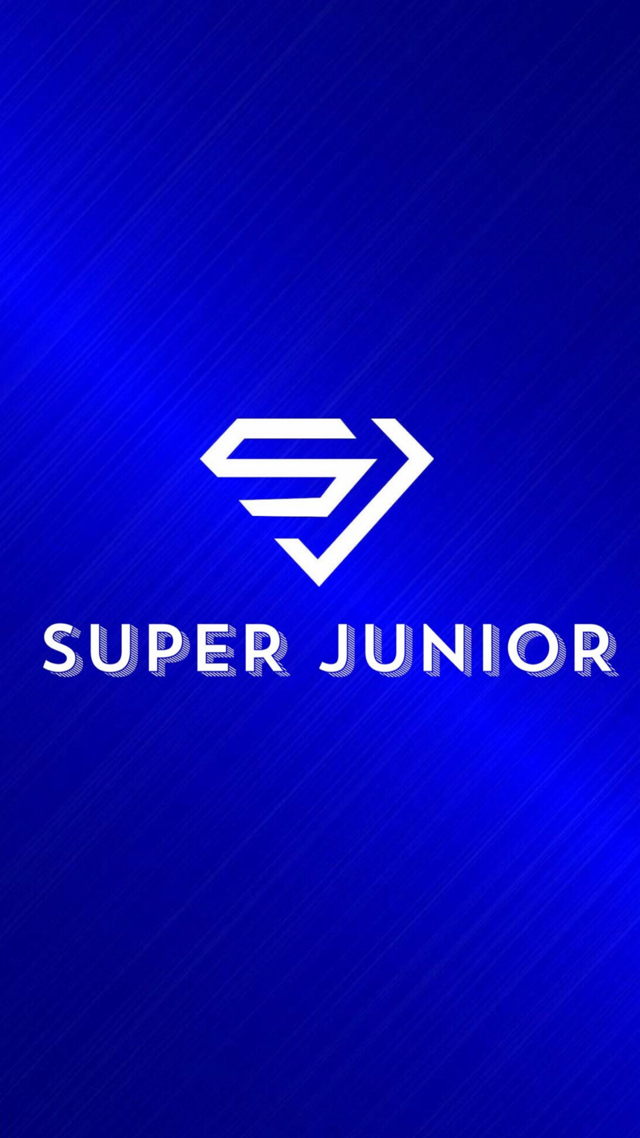 Super 桌布 壁紙 — 一個時尚的白色Super Junior標誌和文字，居中在充滿活力的藍色漸變背景上，帶有對角線條紋。