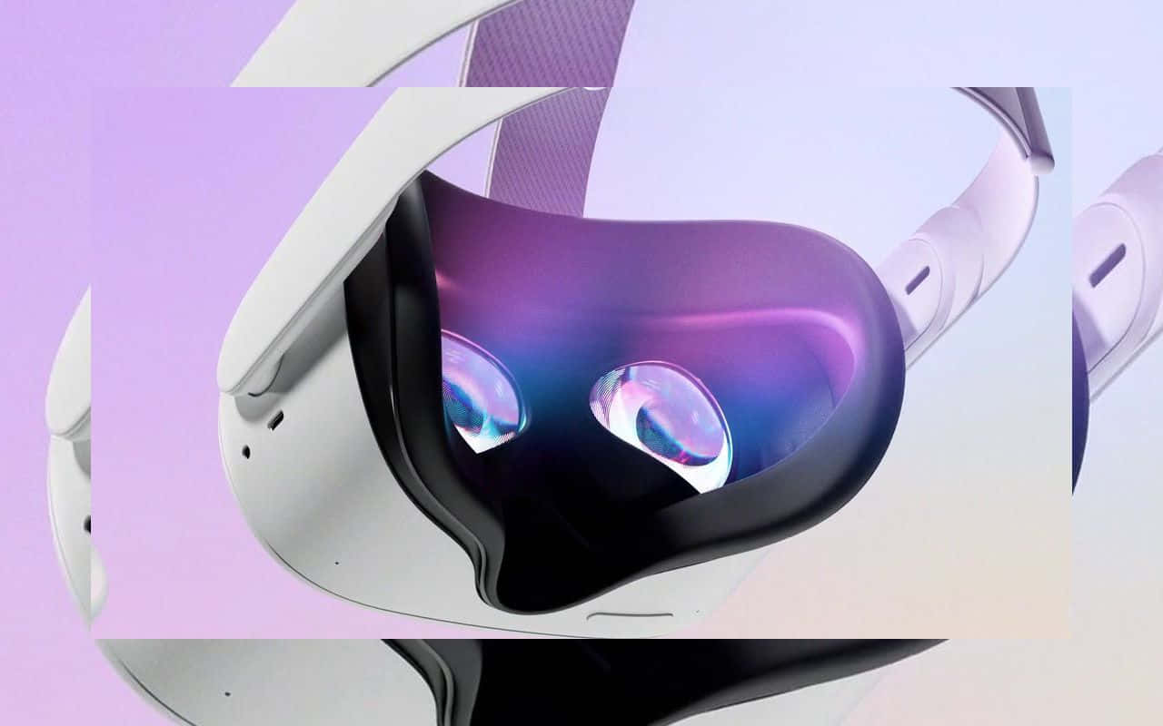 Oculus Quest 2 桌布 壁紙 — 一個時尚的白色VR頭戴式裝置，帶有發光的紫色和藍色鏡片，置於柔和的漸變薰衣草背景上。