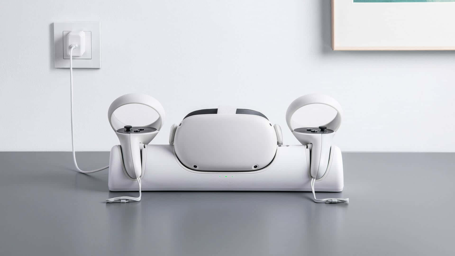Oculus Quest 2 桌布 壁紙 — 一個時尚的白色VR頭戴式裝置連控制器，放置在灰色表面上的簡約充電座上，背景是純白牆壁。