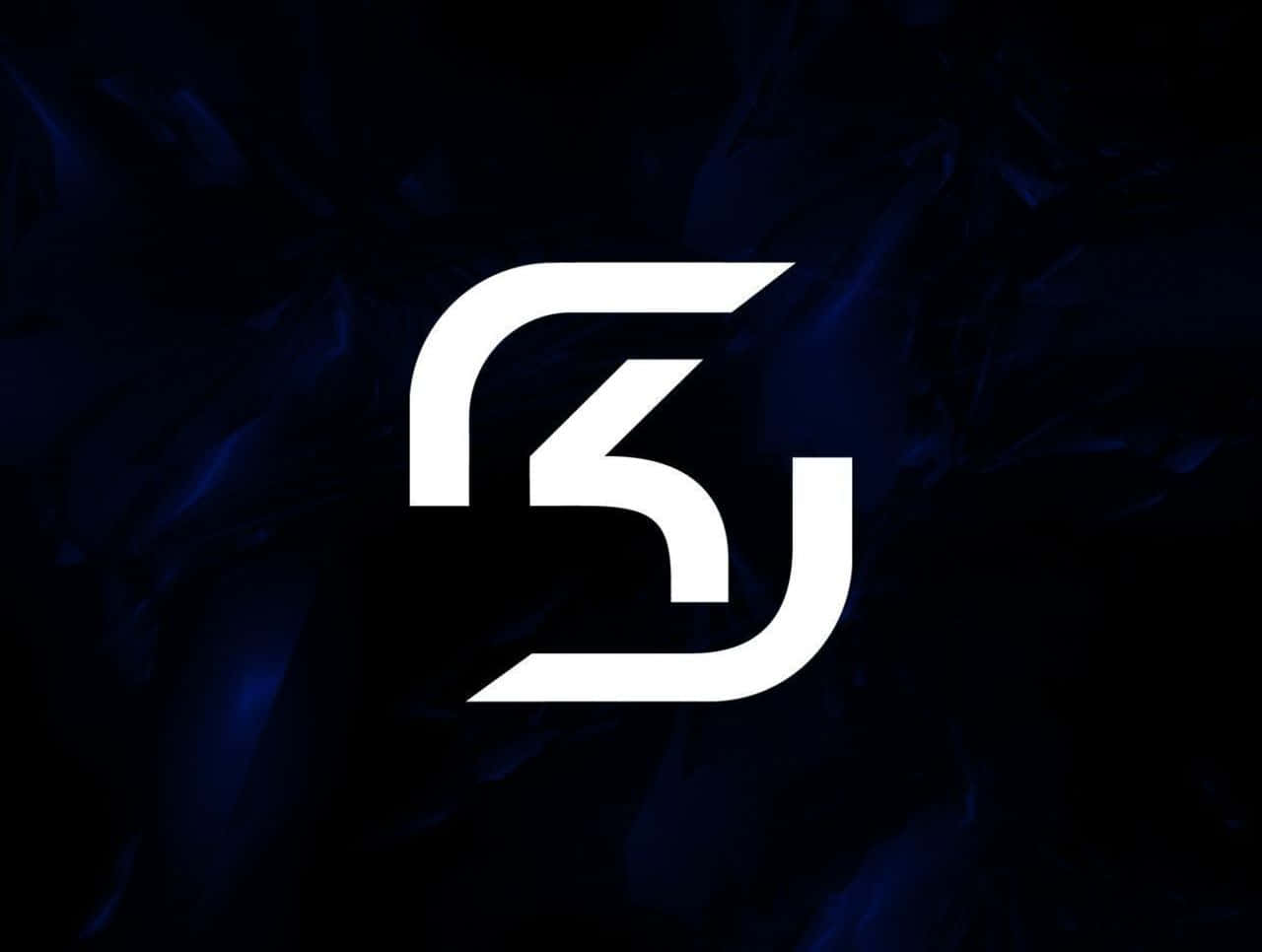 Sk Gaming 桌布 壁紙 — 一個時尚的白色抽象標誌在帶有微妙光線高光的紋理深藍色背景上發光。