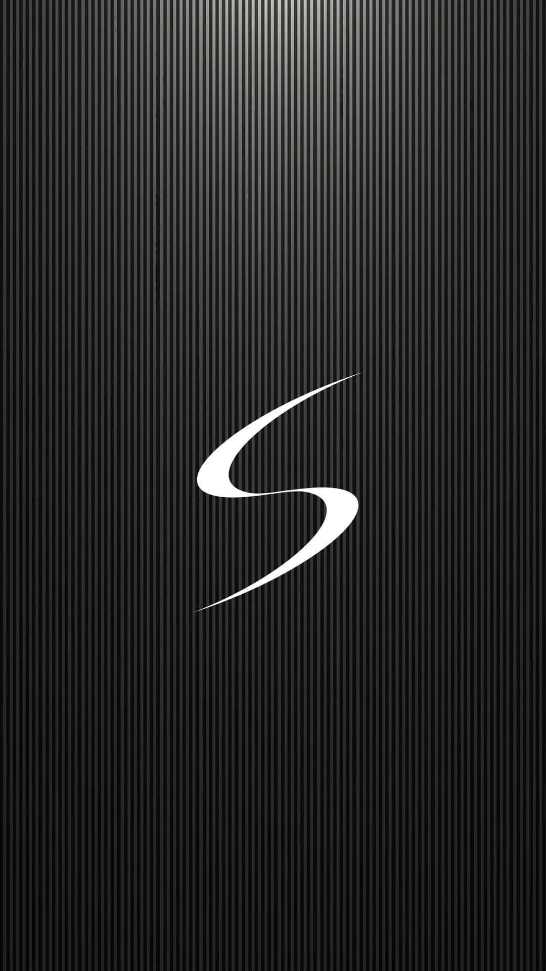 Galaxy S 桌布 壁紙 — 一個時尚的白色風格化S標誌，居中放置在帶有微妙漸變照明的黑色垂直條紋背景上。