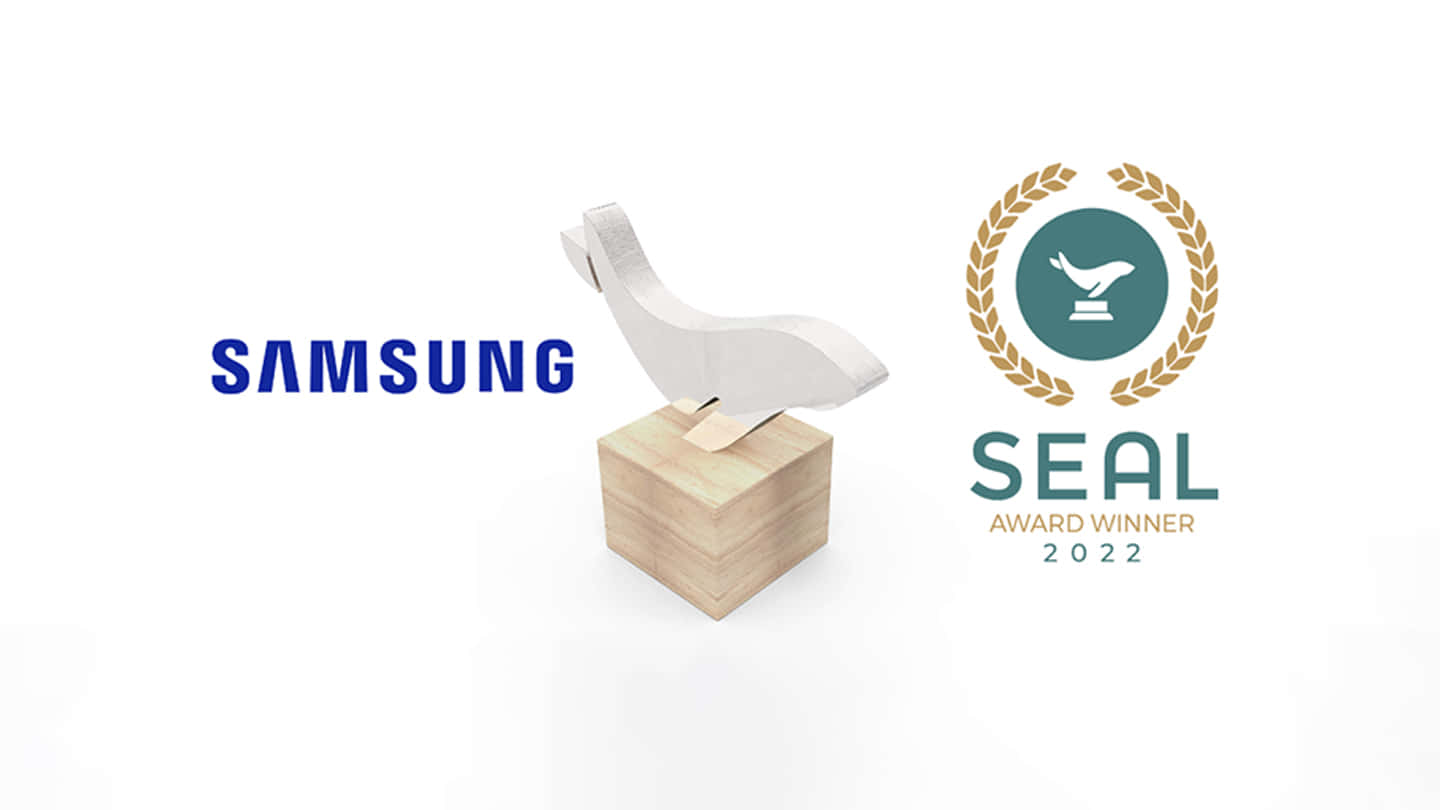 三星 桌布 壁紙 — 一個時尚的白色鳥形獎項放在木塊上，旁邊有Samsung和SEAL Award Winner 2022標誌。