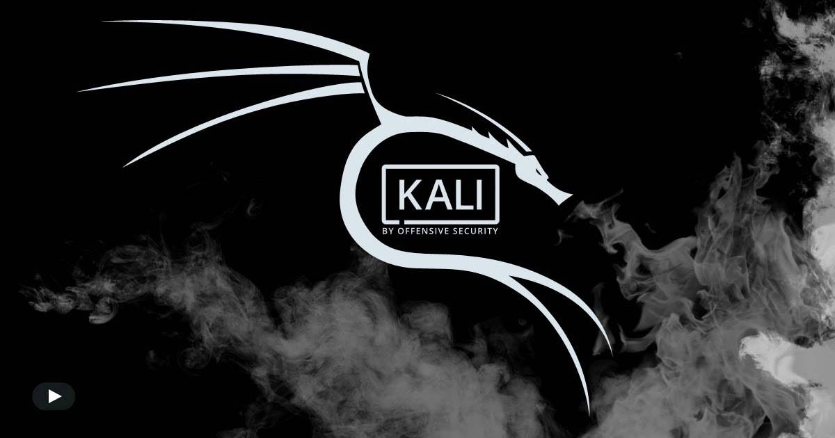 Kali Linux 桌布 壁紙 — 一個時尚的白色龍標誌，帶有「KALI BY OFFENSIVE SECURITY」文字，從黑色背景上的旋轉煙霧中浮現。