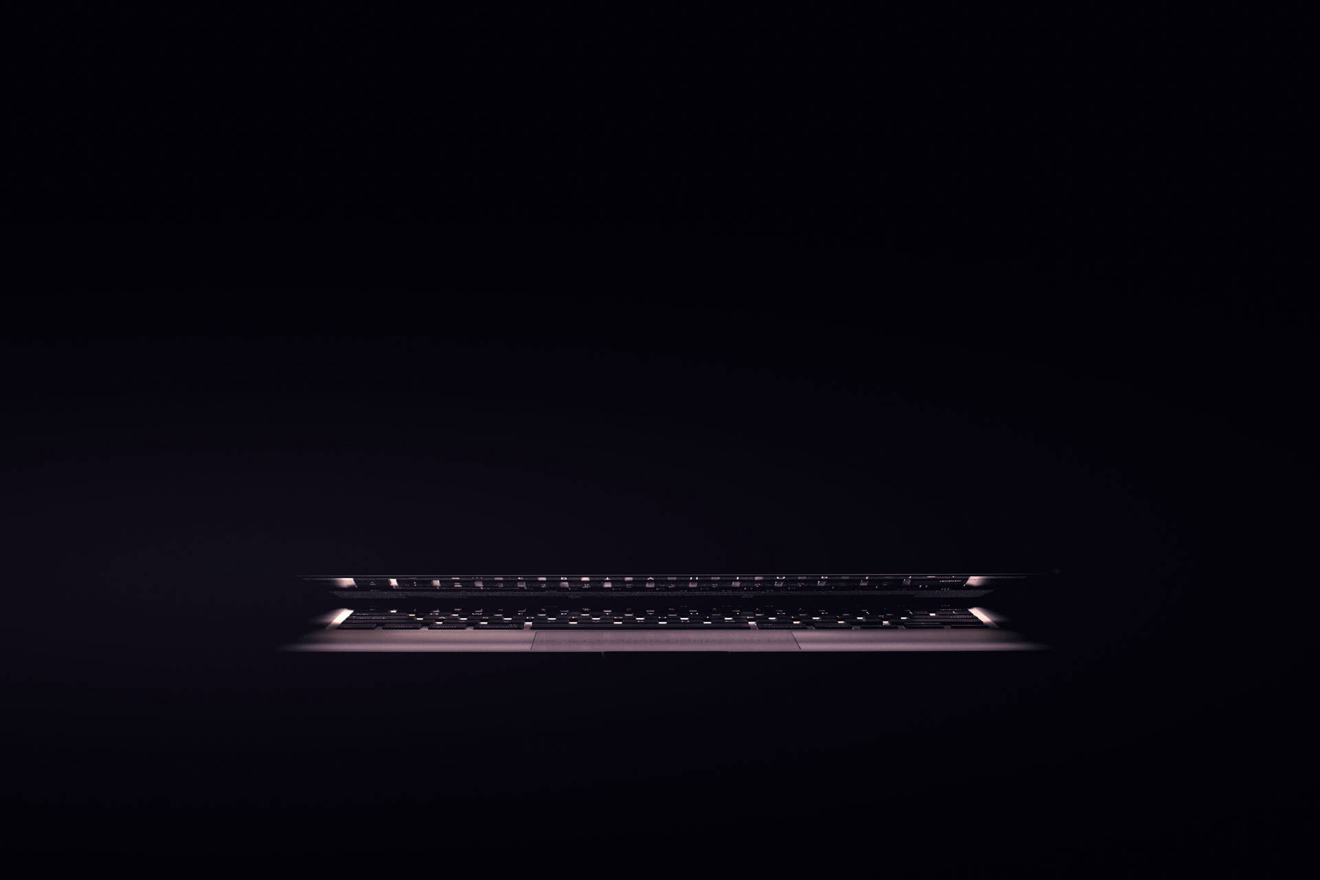 在黑暗中發光的筆記型電腦鍵盤 — 鍵盤 GIF 壁紙